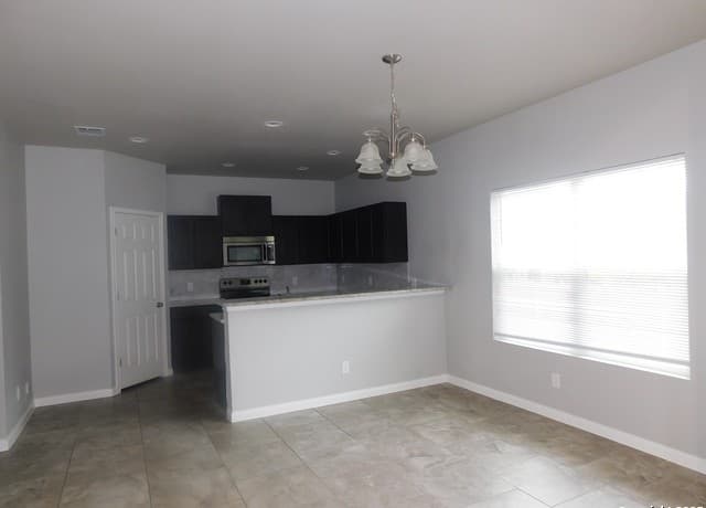 3-bedroom rental at 8810 Appaloosa Pass in Converse, TX — photo 5