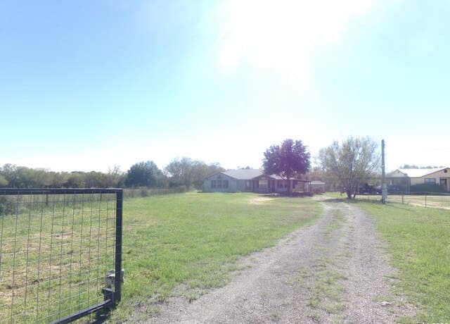 3-bedroom rental at 10340 Fowler in Atascosa, TX — photo 5