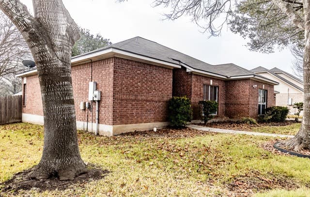 3-bedroom rental at 1628 Bench Trl in Schertz, TX — photo 2