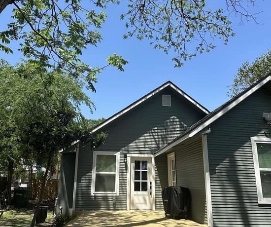 2-bedroom rental at 426 E Woodlawn in San Antonio, TX — photo 2