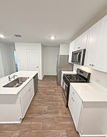 4-bedroom rental at 5017 Pitch Mark in San Antonio, TX — photo 4