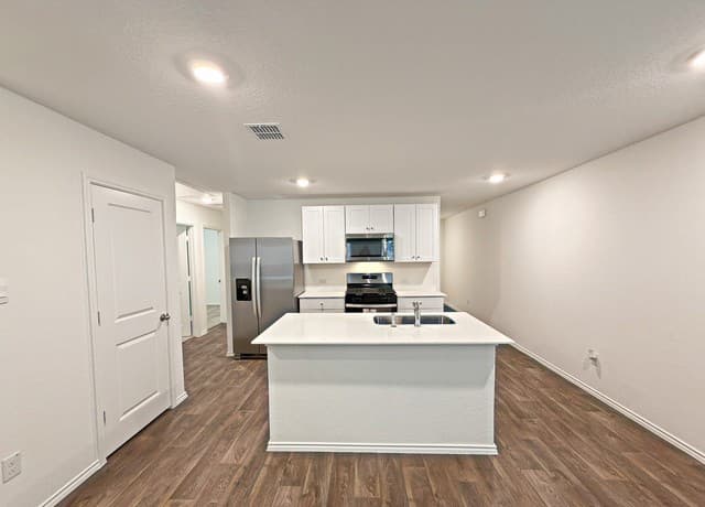 4-bedroom rental at 5017 Pitch Mark in San Antonio, TX — photo 5