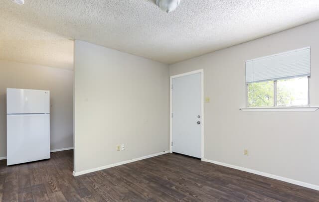 1-bedroom rental at 102 E Cheryl Dr Unit 2 in San Antonio, TX — photo 3
