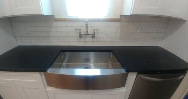 2-bedroom rental at 411 W Mistletoe Ave in San Antonio, TX — photo 5