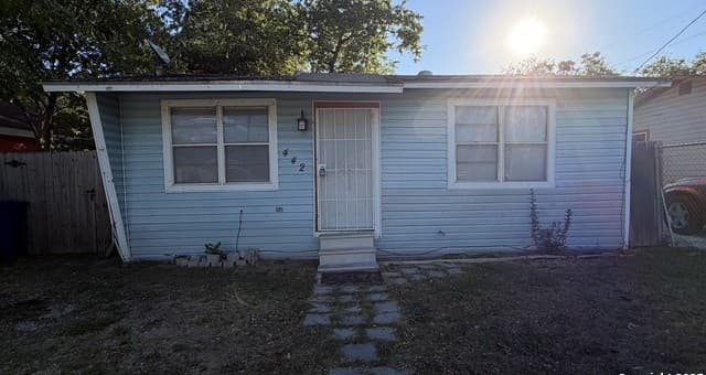 2-bedroom rental at 442 SW 41st in San Antonio, TX — photo 3