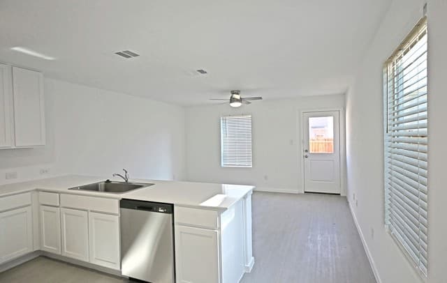 3-bedroom rental at 6718 Marble Ridge in Elmendorf, TX — photo 3