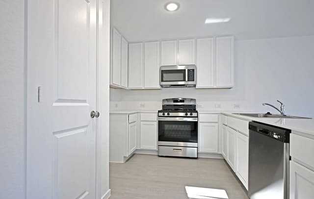 3-bedroom rental at 6718 Marble Ridge in Elmendorf, TX — photo 4