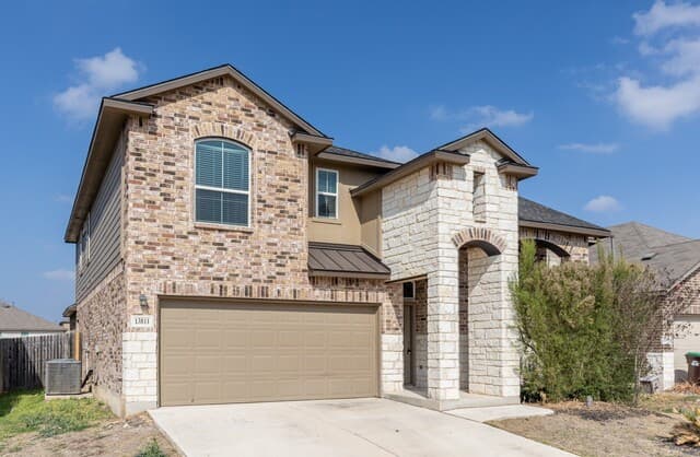 5-bedroom rental at 13811 Newman Stage in San Antonio, TX — photo 2