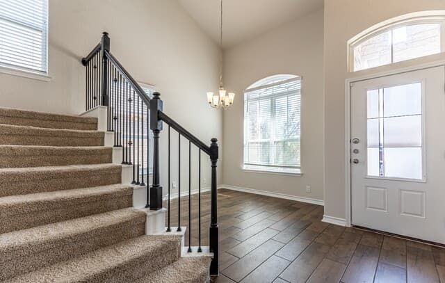 5-bedroom rental at 13811 Newman Stage in San Antonio, TX — photo 4