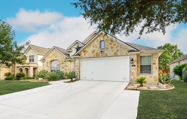 4-bedroom rental at 8910 Los Sonoma Rio in Helotes, TX — photo 2