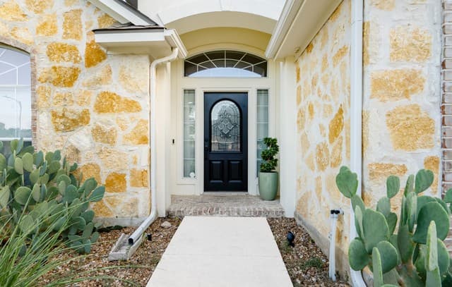 4-bedroom rental at 8910 Los Sonoma Rio in Helotes, TX — photo 3