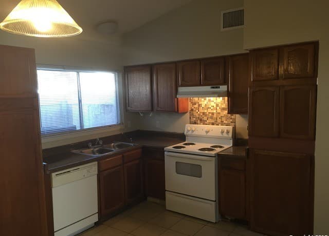 2-bedroom rental at 7923 Donore Pl Unit 16 in San Antonio, TX — photo 2