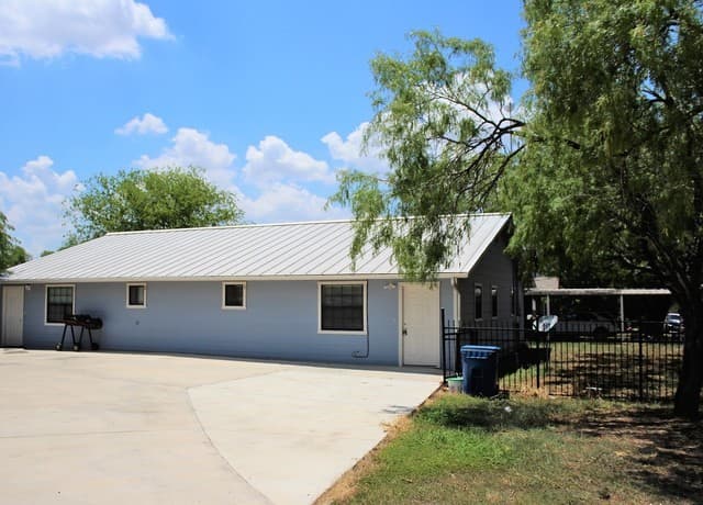 3-bedroom rental at 1409 S 4th Unit 2 in Floresville TX