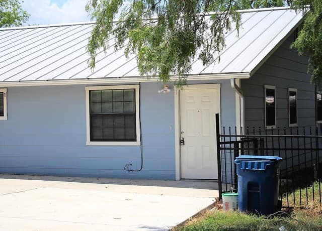 3-bedroom rental at 1409 S 4th Unit 2 in Floresville, TX — photo 2
