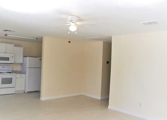 3-bedroom rental at 1409 S 4th Unit 2 in Floresville, TX — photo 3