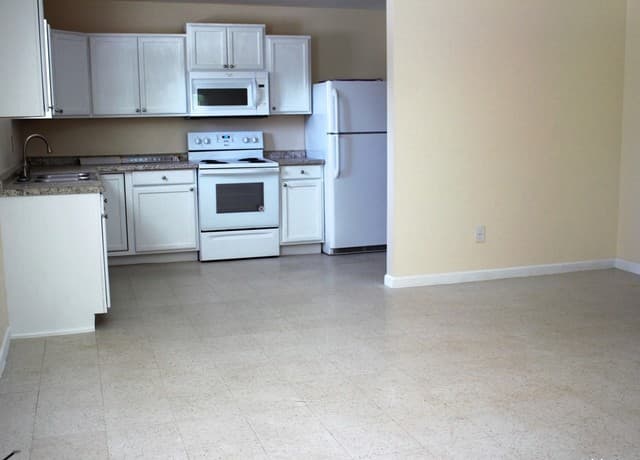 3-bedroom rental at 1409 S 4th Unit 2 in Floresville, TX — photo 4