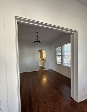 4-bedroom rental at 2246 E Houston St in San Antonio, TX — photo 5