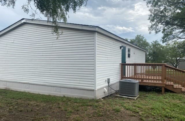 3-bedroom rental at 129 Oak Park in Adkins, TX — photo 4