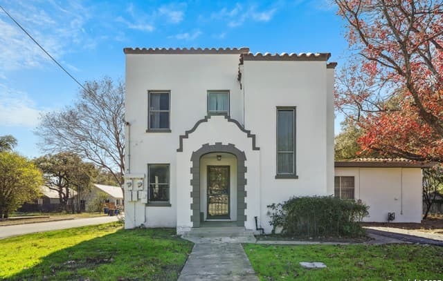 1-bedroom rental at 326 E Mistletoe Ave Unit 1 in San Antonio, TX — photo 2