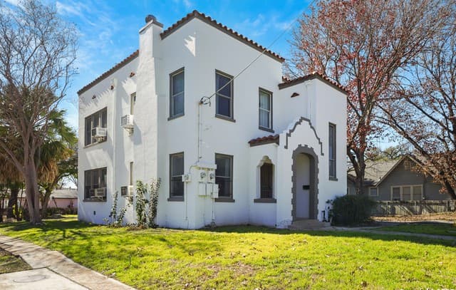 1-bedroom rental at 326 E Mistletoe Ave Unit 1 in San Antonio, TX — photo 3