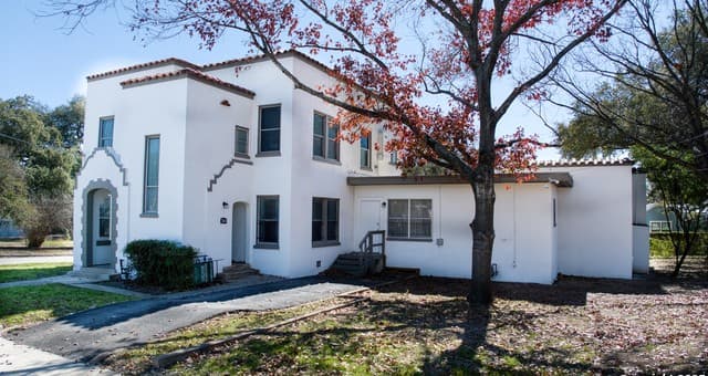 1-bedroom rental at 326 E Mistletoe Ave Unit 1 in San Antonio, TX — photo 4