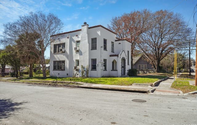 1-bedroom rental at 326 E Mistletoe Ave Unit 1 in San Antonio, TX — photo 5