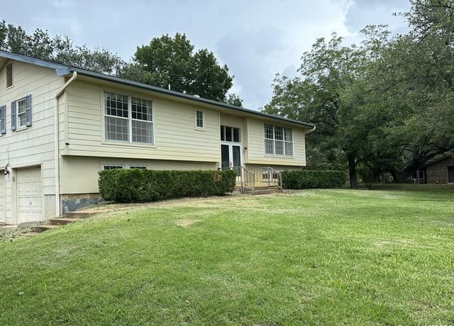 3-bedroom rental at 135 County Road 130 in Floresville TX