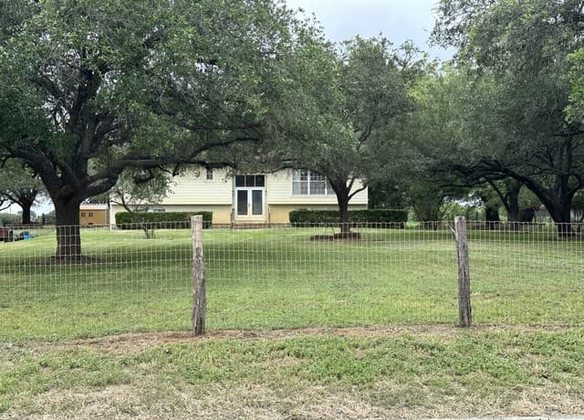 3-bedroom rental at 135 County Road 130 in Floresville, TX — photo 2