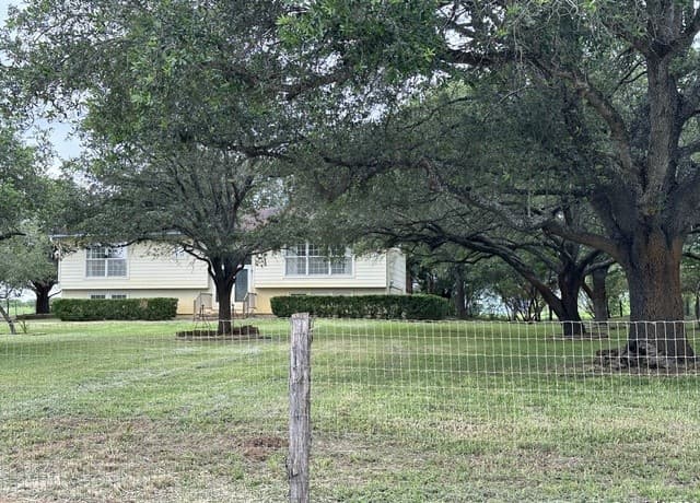 3-bedroom rental at 135 County Road 130 in Floresville, TX — photo 3