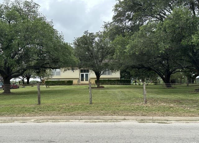 3-bedroom rental at 135 County Road 130 in Floresville, TX — photo 4