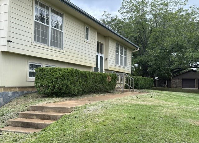 3-bedroom rental at 135 County Road 130 in Floresville, TX — photo 5