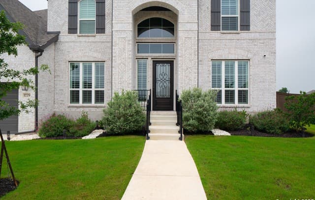 5-bedroom rental at 1729 Crystal Bridges in San Antonio, TX — photo 3