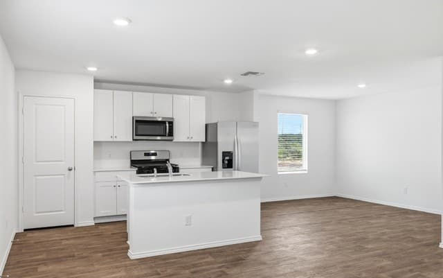 5-bedroom rental at 10735 Criterion in San Antonio, TX — photo 3