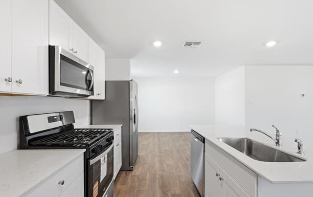 5-bedroom rental at 10735 Criterion in San Antonio, TX — photo 5