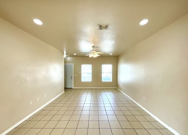 3-bedroom rental at 6911 Hallie Ridge in San Antonio, TX — photo 5