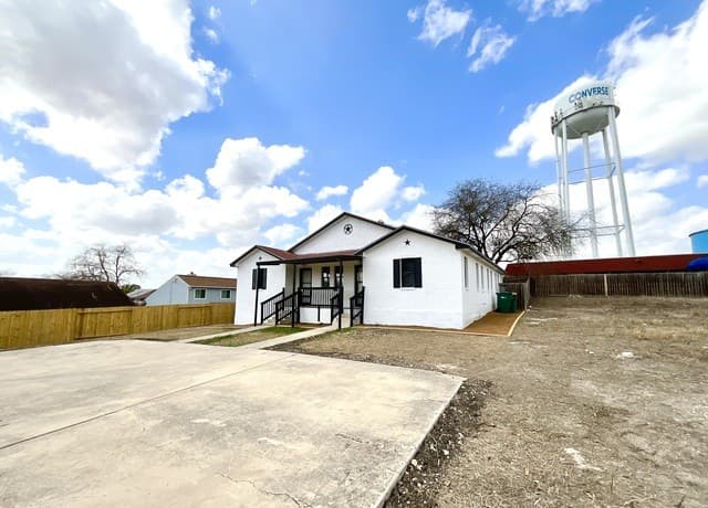 3-bedroom rental at 509 Meadow Forge Unit B in Converse, TX — photo 2