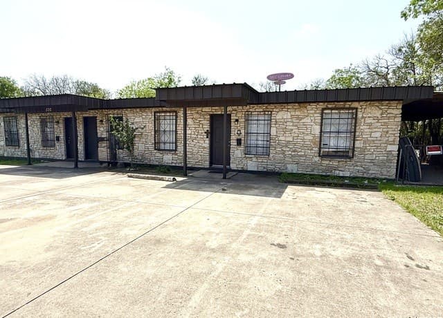 2-bedroom rental at 520 Prado St Unit 1 in San Antonio TX