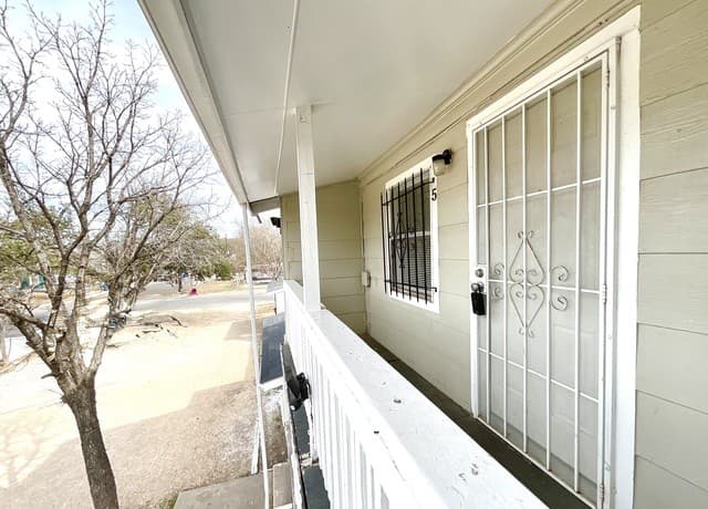 1-bedroom rental at 602 Lovett Unit 5 in San Antonio, TX — photo 2