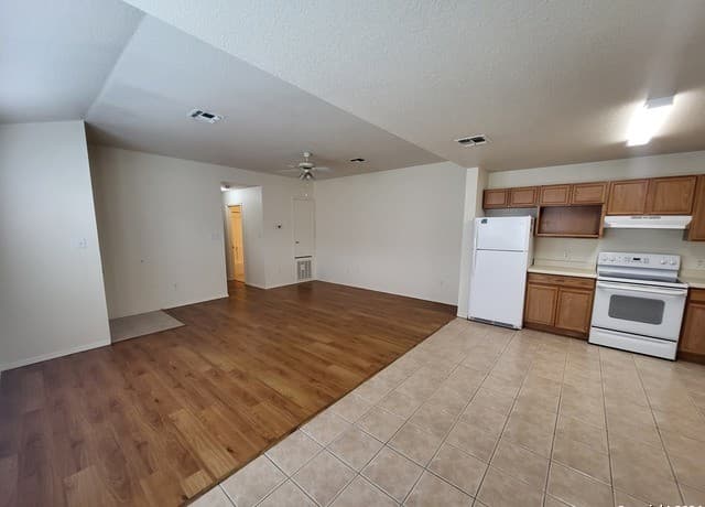 2-bedroom rental at 3848 Maverick Creek Rd in San Antonio, TX — photo 3