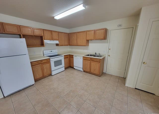 2-bedroom rental at 3848 Maverick Creek Rd in San Antonio, TX — photo 4