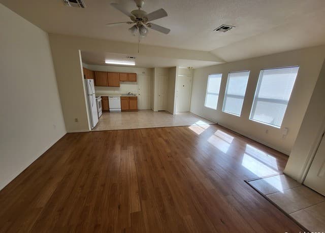2-bedroom rental at 3848 Maverick Creek Rd in San Antonio, TX — photo 5