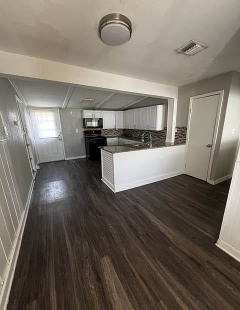 3-bedroom rental at 351 Overhill Unit #MH in San Antonio, TX — photo 4
