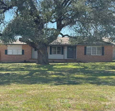 3-bedroom rental at 10353-B Fm 539 in Sutherland Springs, TX — photo 3