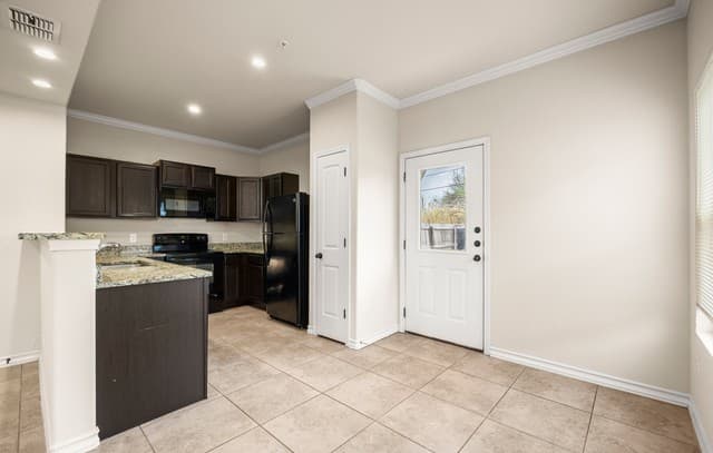 3-bedroom rental at 6615 Arancione Ave Unit 104 in San Antonio, TX — photo 5