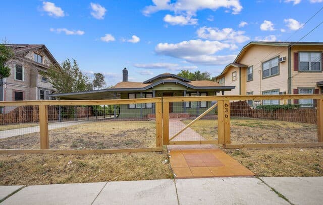 3-bedroom rental at 636 Rigsby in San Antonio, TX — photo 2