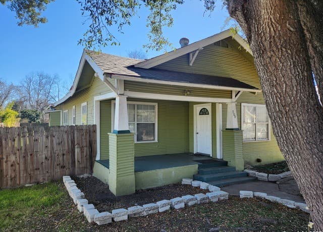 4-bedroom rental at 304 Terrell in San Antonio, TX — photo 2
