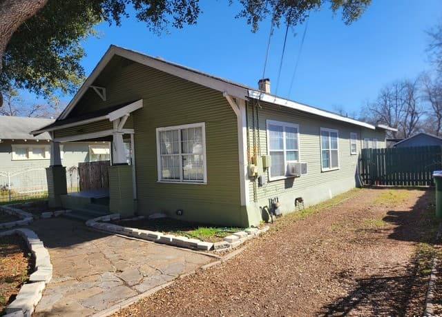 4-bedroom rental at 304 Terrell in San Antonio, TX — photo 4