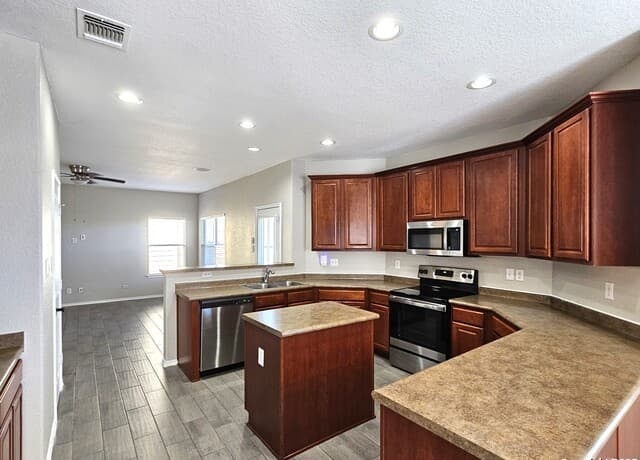 4-bedroom rental at 316 Julian Pt in Cibolo, TX — photo 3
