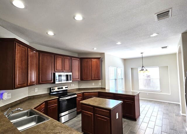 4-bedroom rental at 316 Julian Pt in Cibolo, TX — photo 5