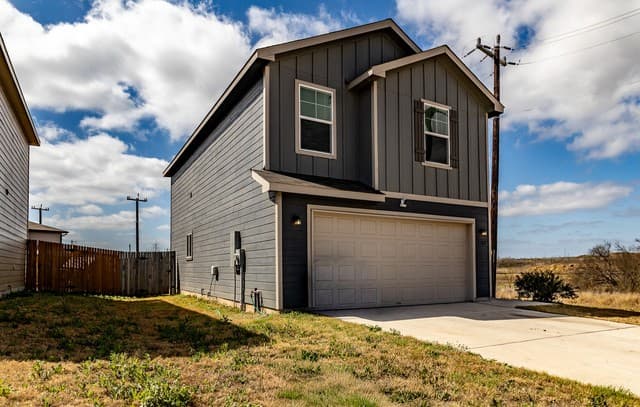 4-bedroom rental at 6102 Walnut Way in San Antonio, TX — photo 3